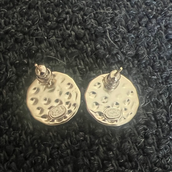 CHANEL Gold Heart Earrings - Picture 4 of 8